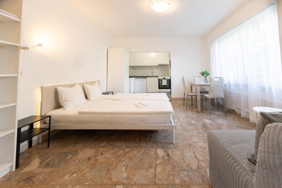 Bed, Seating area, Dining area