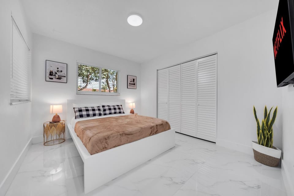 Villa Florenza, Spacious 5BR Oasis with Private Pool Villa in Golden Glades