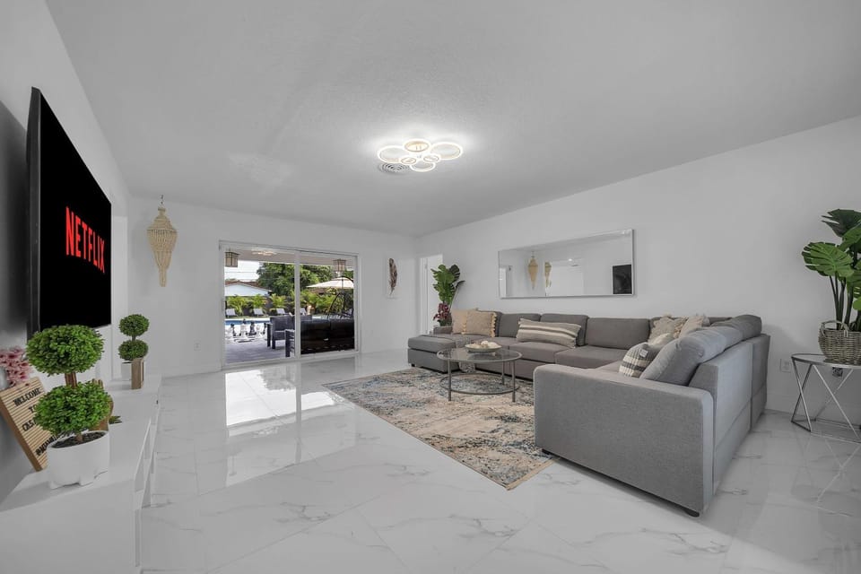 Villa Florenza, Spacious 5BR Oasis with Private Pool Villa in Golden Glades