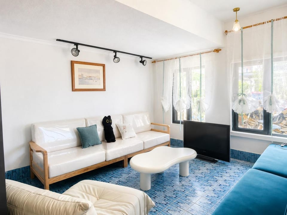 Communal lounge/ TV room, Living room
