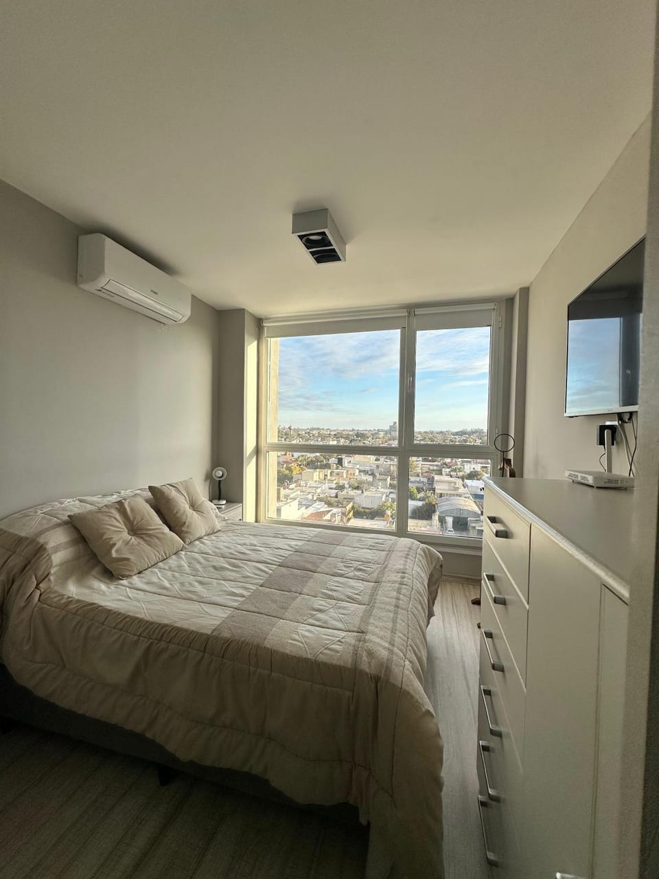 Bedroom, Text overlay