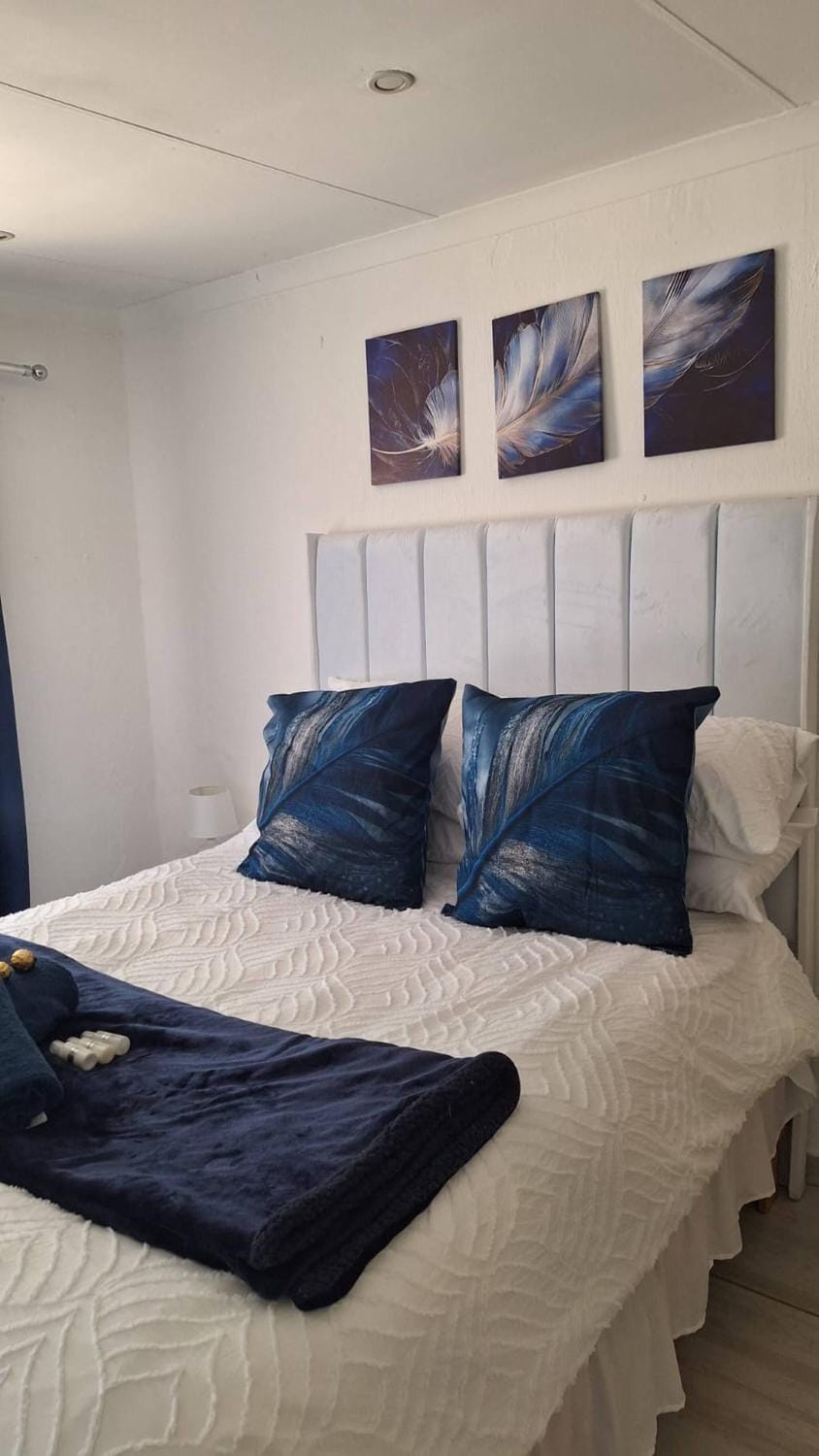 Bed, Decorative detail, Bedroom