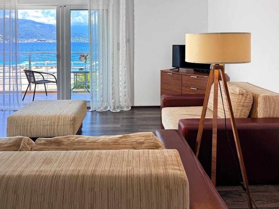 Communal lounge/ TV room, TV and multimedia, Photo of the whole room, Seating area, Sea view