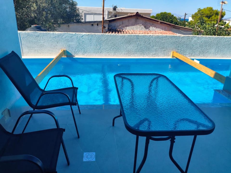 Patio, Day, Swimming pool