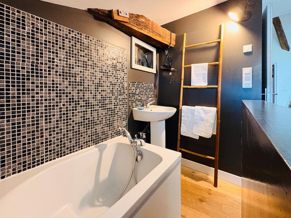 Bathroom, Bath, towels