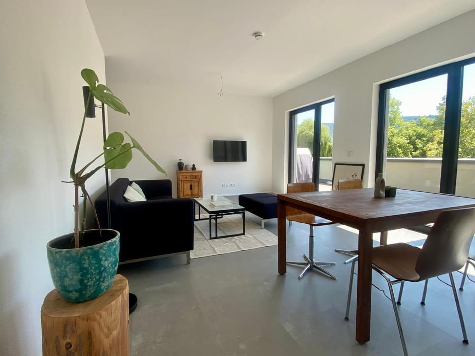 TV and multimedia, Living room, Dining area, Food, internet