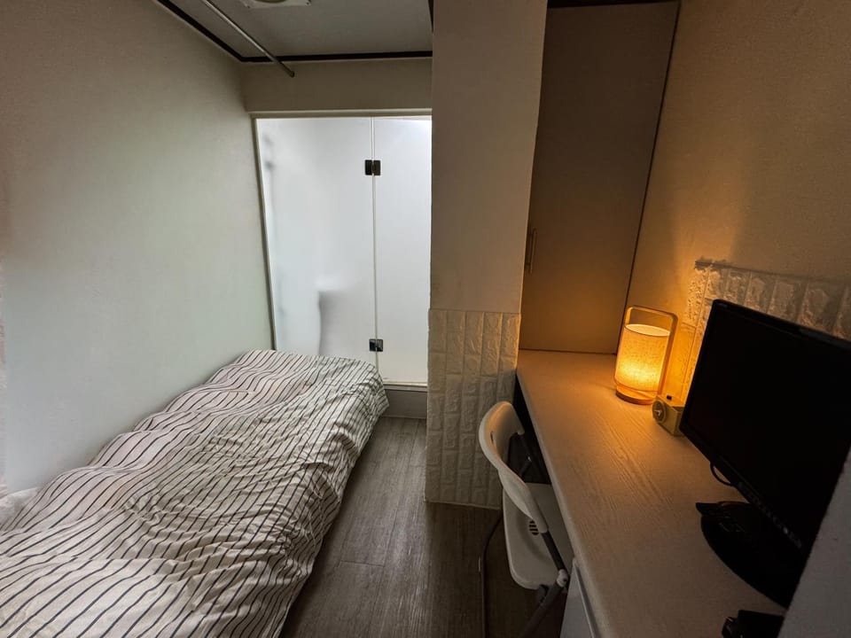 Bed, TV and multimedia, Photo of the whole room, Seating area, Bedroom
