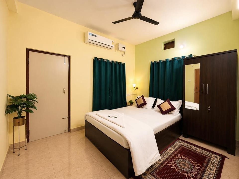 Bed, Photo of the whole room, Bedroom, wardrobe, air conditioner