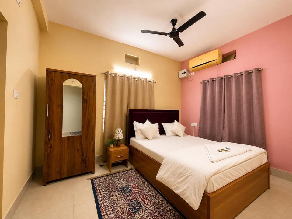 Photo of the whole room, Bedroom, wardrobe, air conditioner