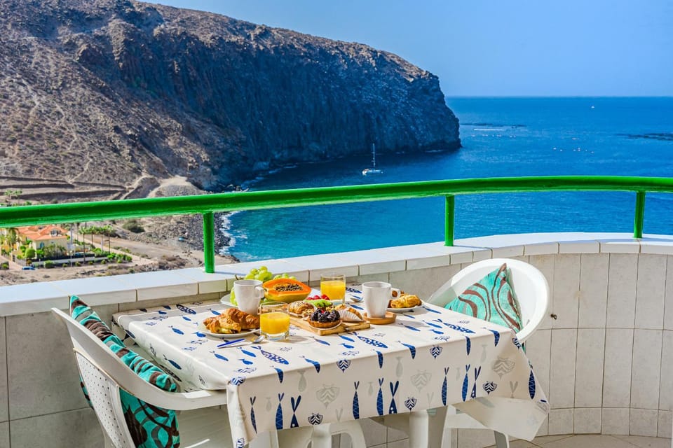 Natural landscape, View (from property/room), Balcony/Terrace, Seating area, Dining area, Mountain view, Pool view, Sea view, Street view, Swimming pool, Breakfast, minibar