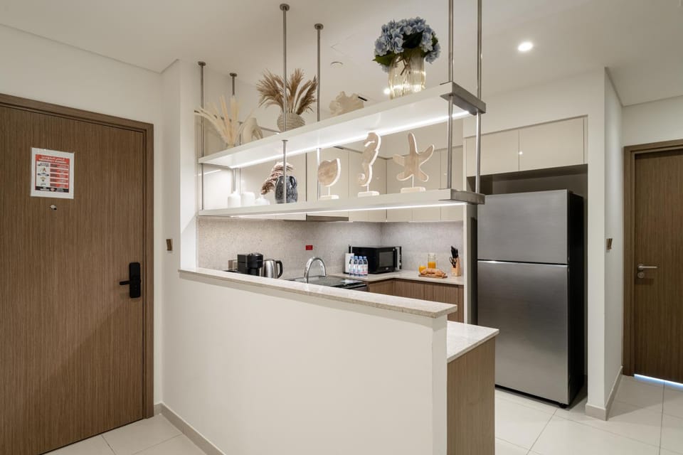 Kitchen or kitchenette, microwave, stove