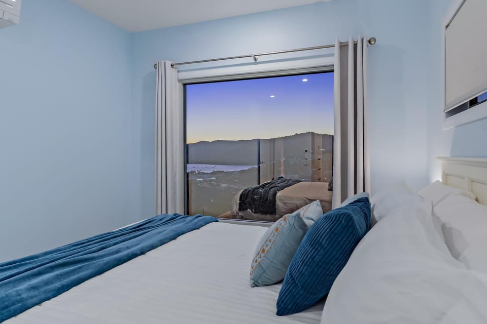 Bed, Bedroom, Sea view, Sea view, Sunrise