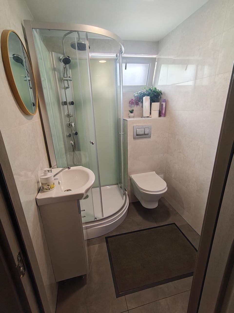 Shower, Toilet