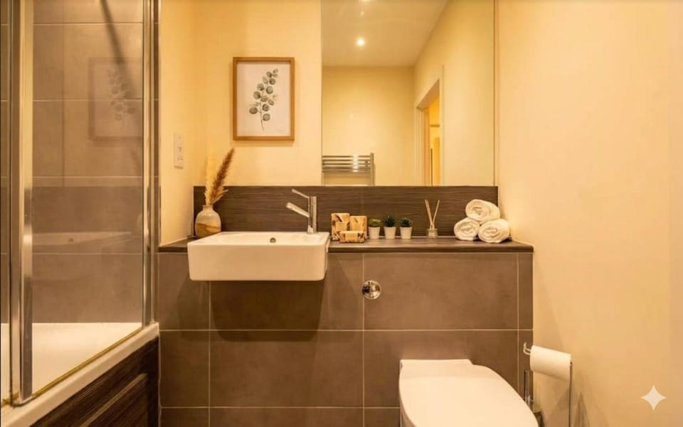 Modern 1-Bed Flat with sofa-bed sleeps 4 in London Bridge Apartment in London Borough of Southwark