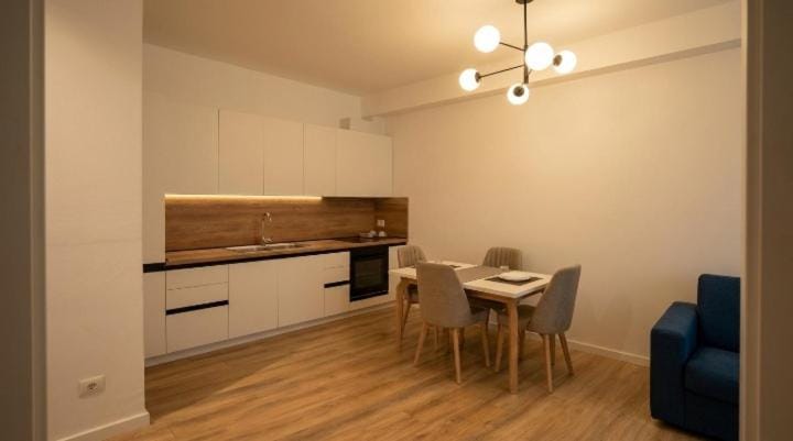 Kitchen or kitchenette, Dining area, stove