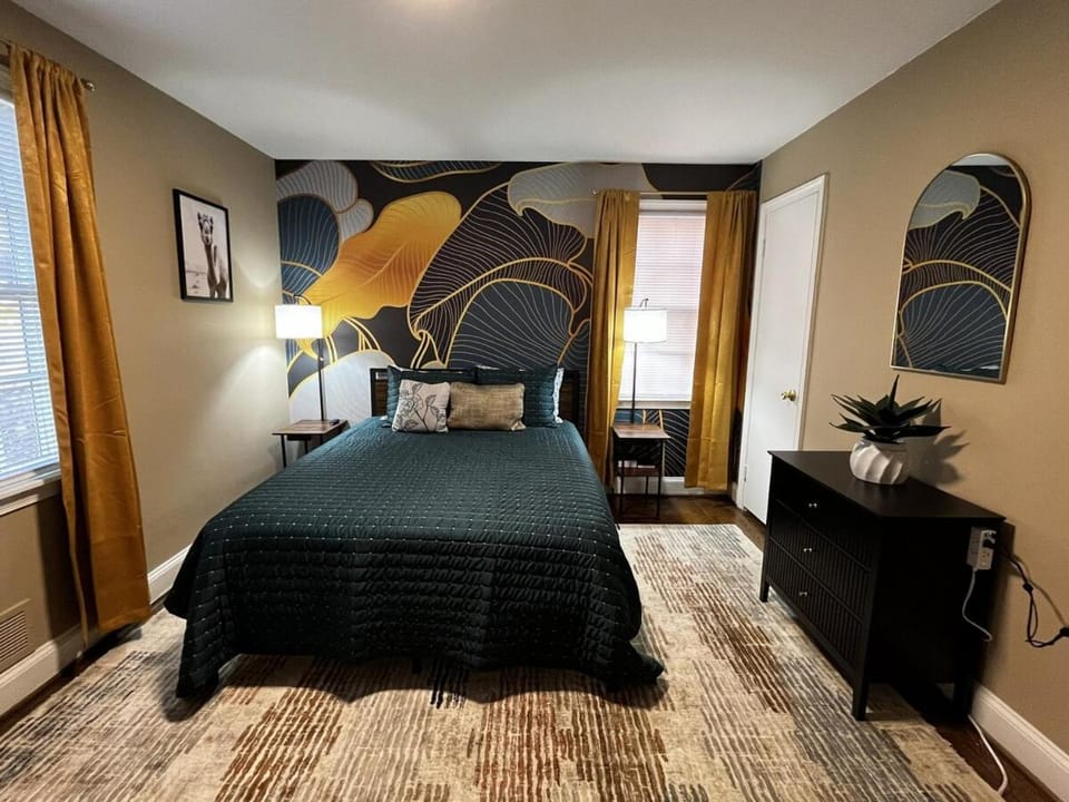 Camel City Oasis * * Sleeps 8 * * Near Old Salem House in Winston-Salem