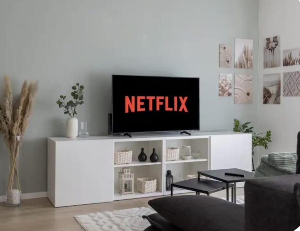 TV and multimedia, Living room, Evening entertainment
