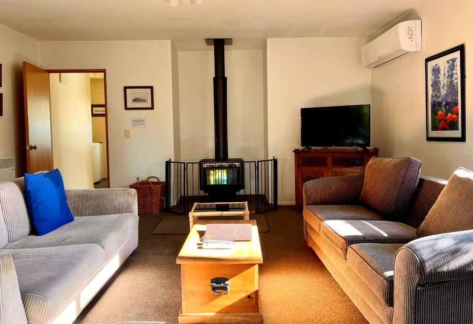 TV and multimedia, Living room, Seating area, fireplace, heating