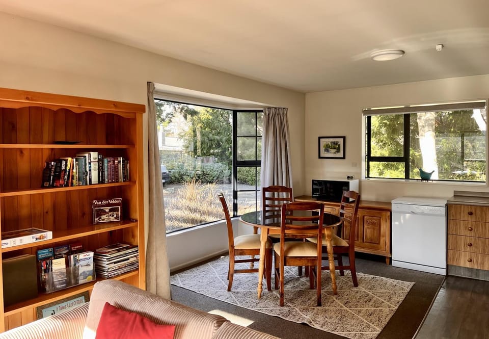 Coffee/tea facilities, Kitchen or kitchenette, Living room, Seating area, Dining area