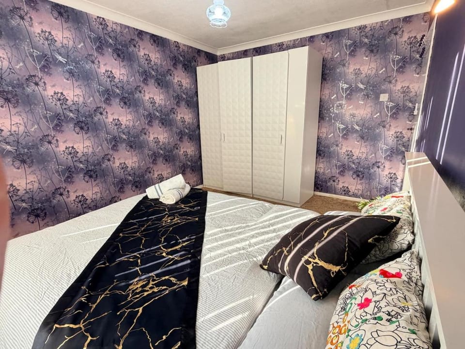 Charming Two Double Bedroom Maisonette with Garden Apartment in Farnham