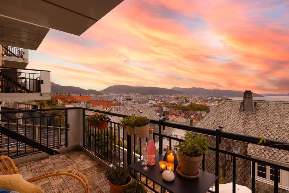 Balcony/Terrace, City view, Mountain view, Sea view, Sunset