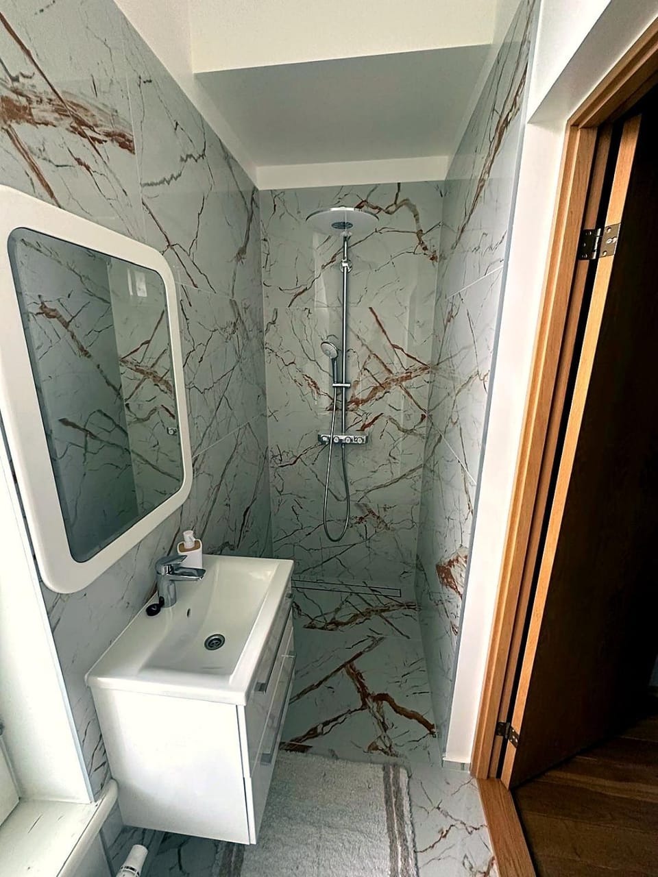 Hot Tub, Bathroom