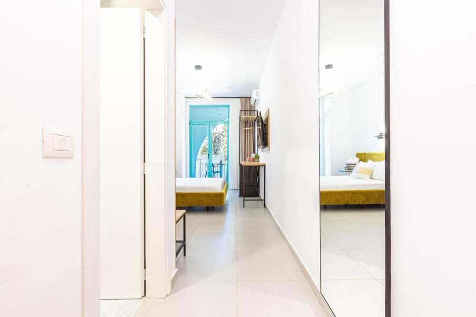 Déjà Blue Triple Room w Balcony 101 - Drymades - SANTORINI Residence Apartment in Vlorë County, Albania