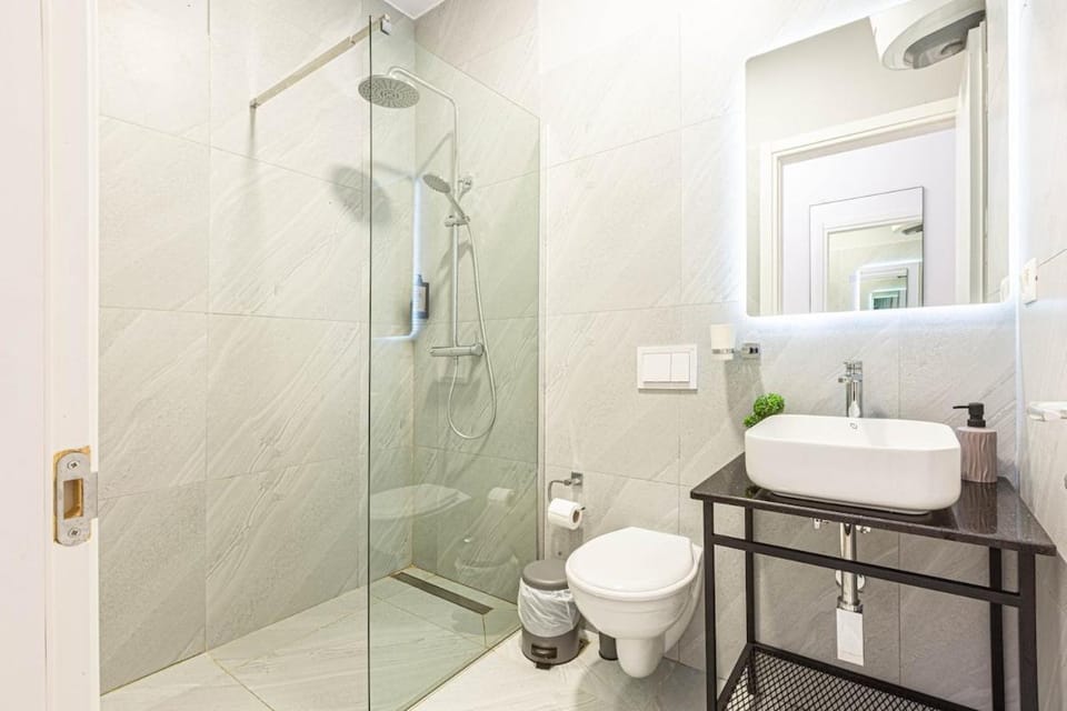 Déjà Blue Triple Room w Balcony 101 - Drymades - SANTORINI Residence Apartment in Vlorë County, Albania