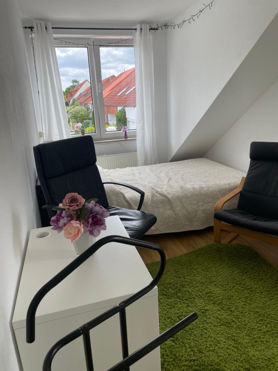 Bed, Photo of the whole room, Seating area, Bedroom