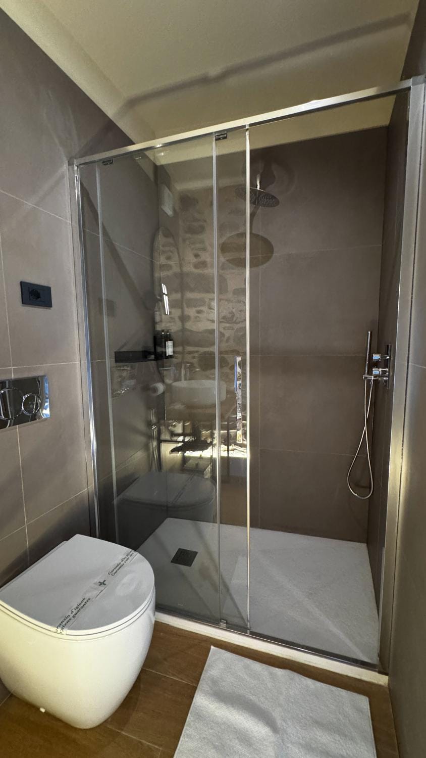 Shower, Toilet