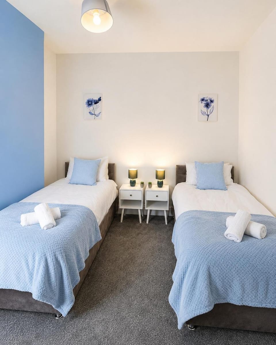 Bed, Bedroom, towels