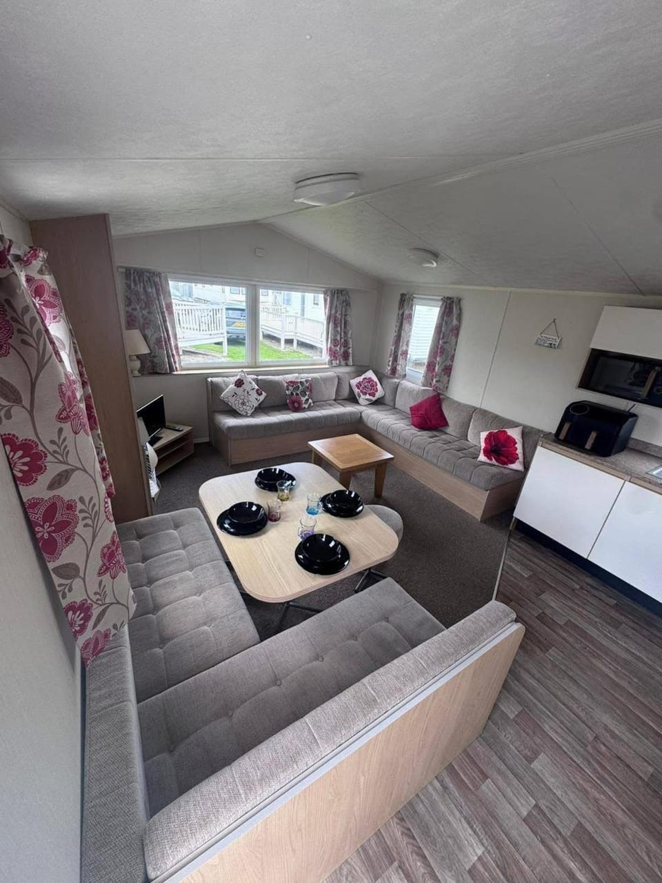 Kitchen or kitchenette, Seating area, Dining area