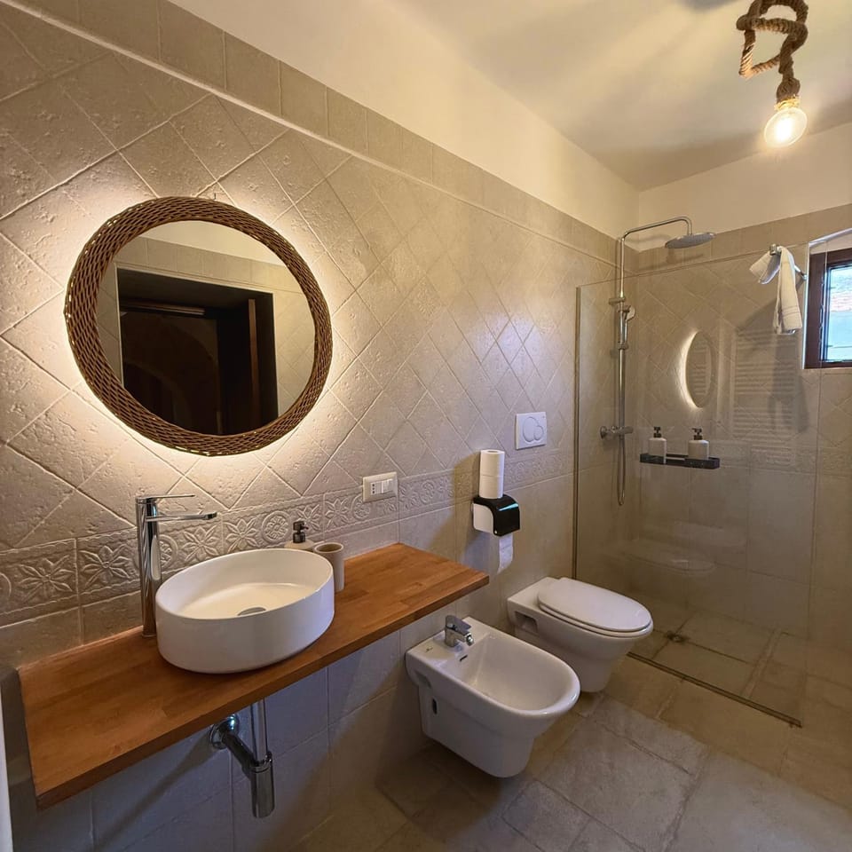 Shower, Toilet, Bathroom, bidet, towels