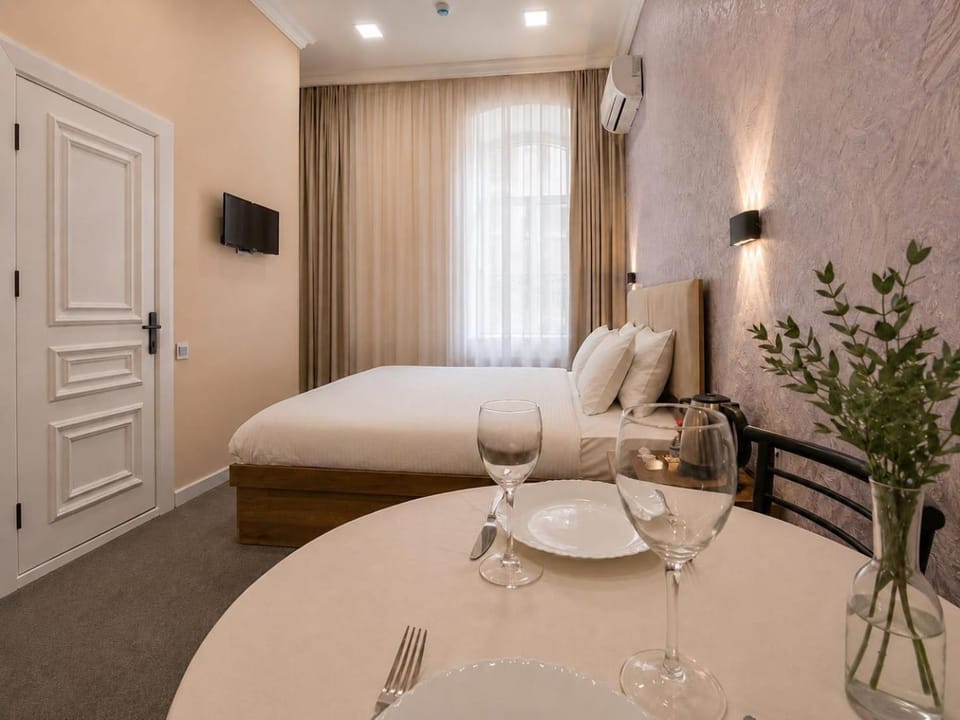 Bed, TV and multimedia, Photo of the whole room, Bedroom, air conditioner