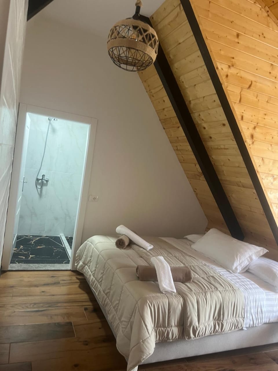 Bujtina streha e bjeshkeve Bed and Breakfast in Montenegro