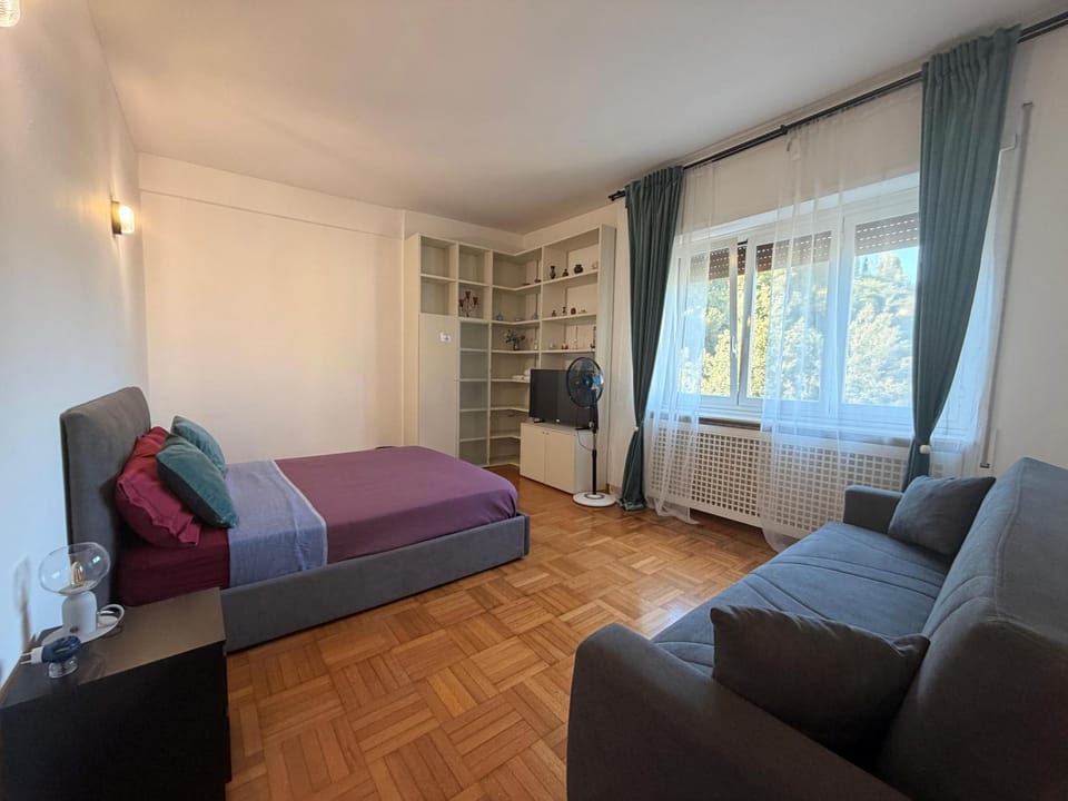 TV and multimedia, Living room, Seating area, Bedroom