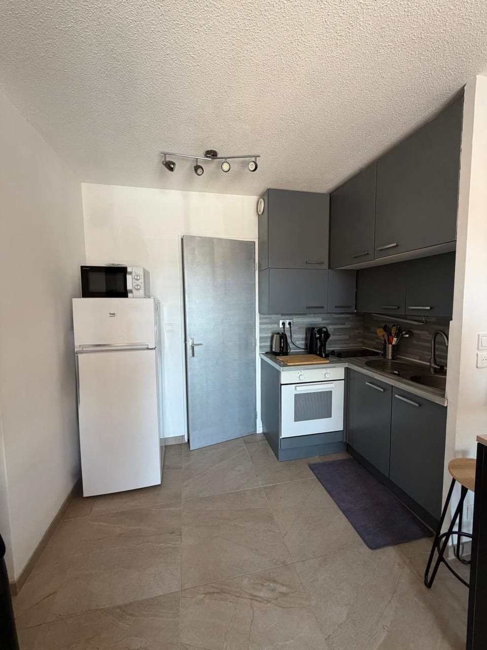 Coffee/tea facilities, microwave, oven, stove, kitchen
