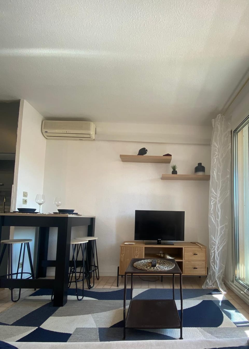 TV and multimedia, Living room, Seating area, Dining area, air conditioner