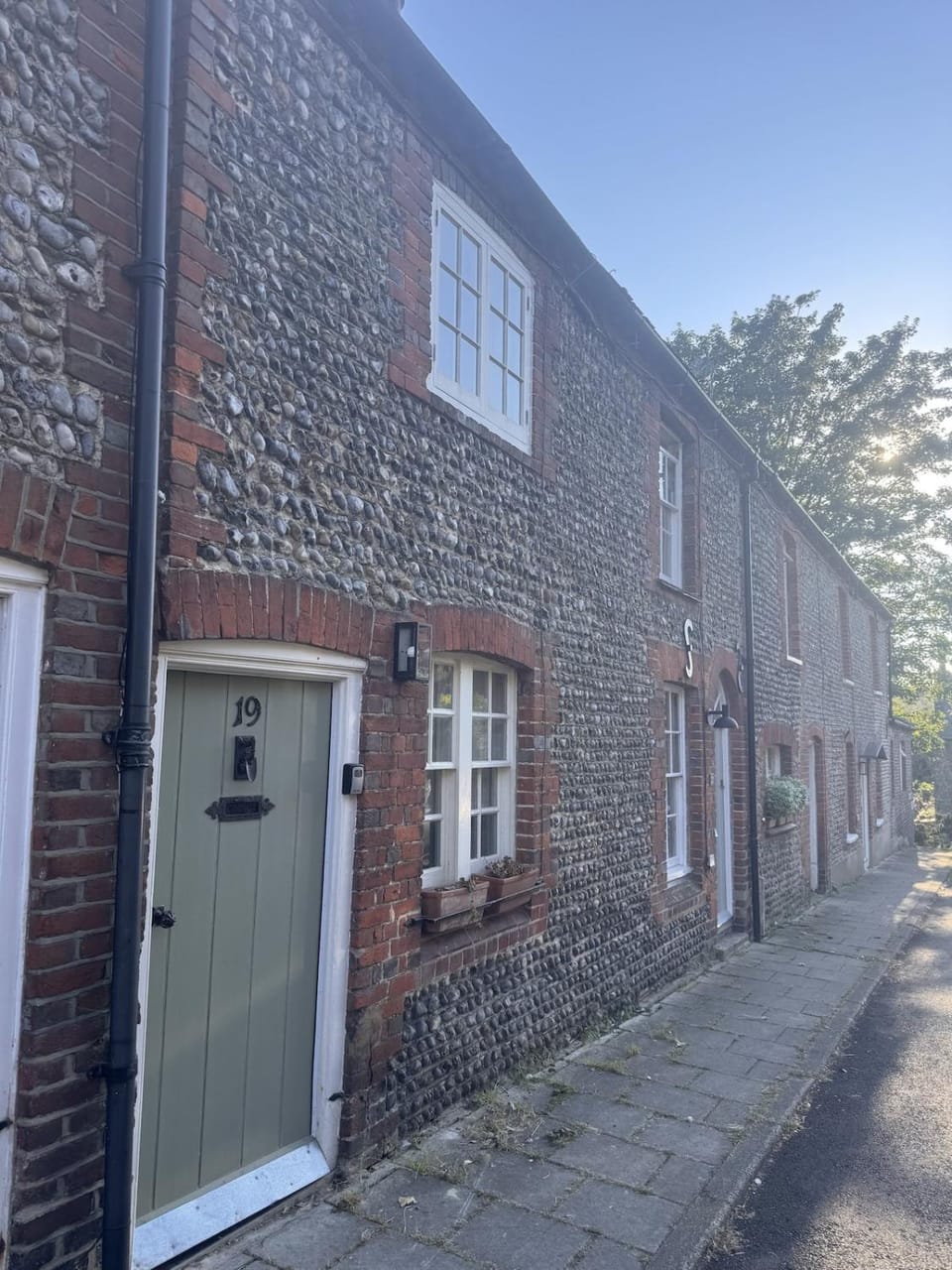 The Baker's Cottage - On bed - Grade II Listed Cottage Near Cathedral in Arundel House in Arundel