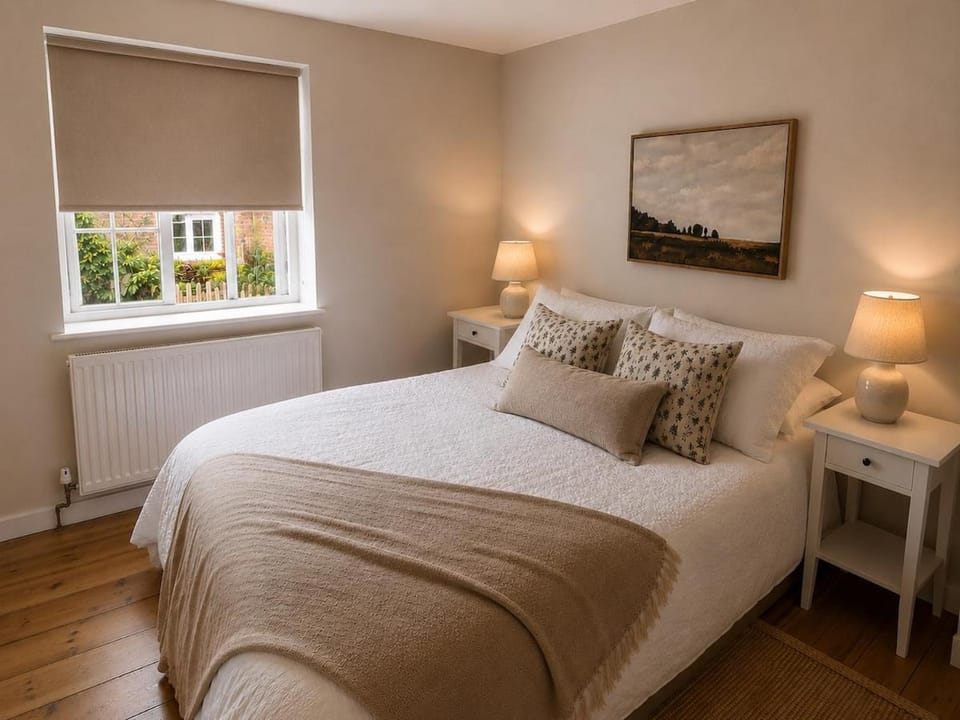 The Baker's Cottage - On bed - Grade II Listed Cottage Near Cathedral in Arundel House in Arundel