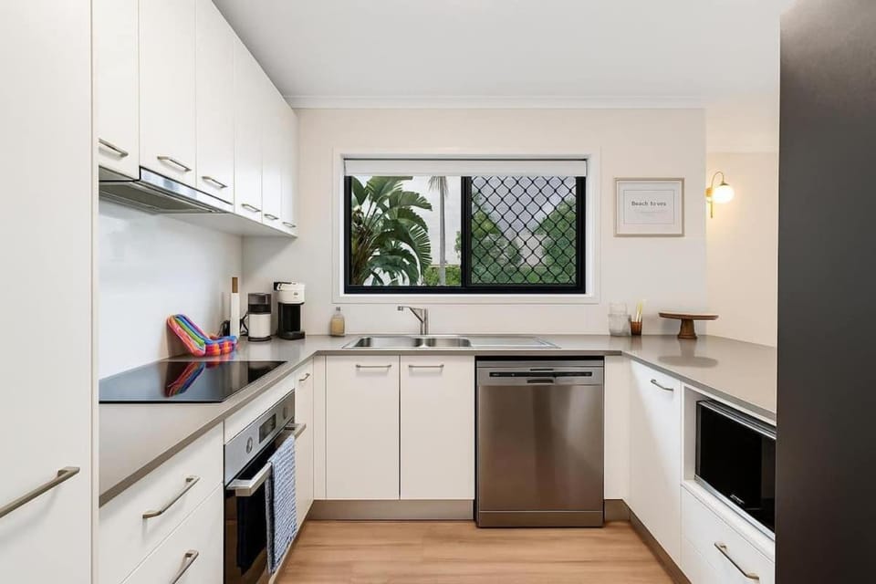 Broadbeach 2BR Getaway Near Beach Apartment in Gold Coast