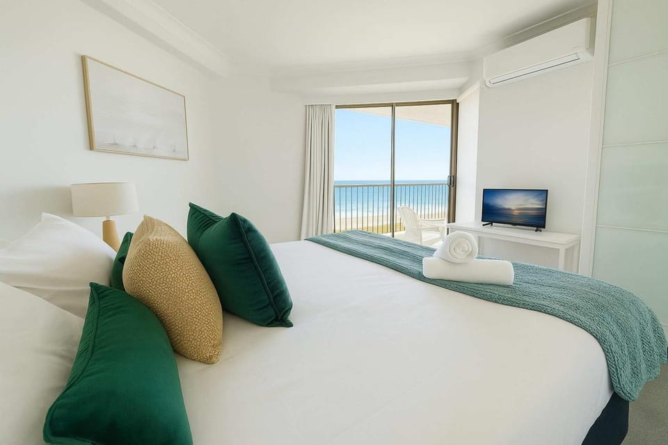 Ocean front 2BR Apartment Heated Pool Apartment in Surfers Paradise