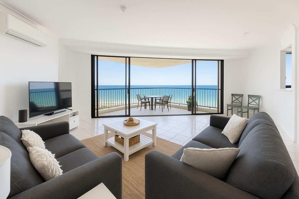 Ocean front 2BR Apartment Heated Pool Apartment in Surfers Paradise