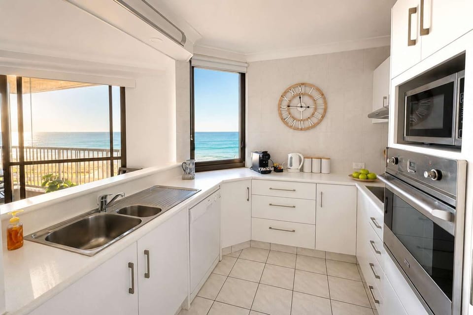 Ocean front 2BR Apartment Heated Pool Apartment in Surfers Paradise