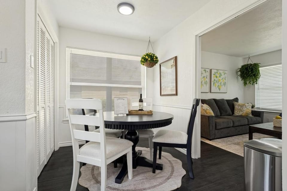 Italian Cottage 2B 1B Duplex KING Pet Friendly House in Richardson