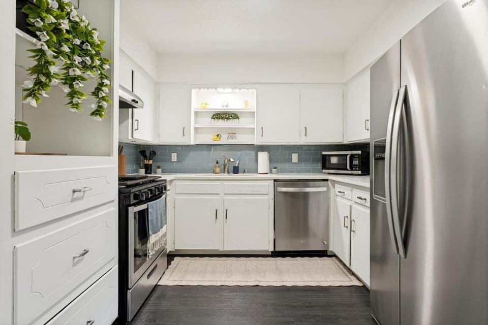 Italian Cottage 2B 1B Duplex KING Pet Friendly House in Richardson
