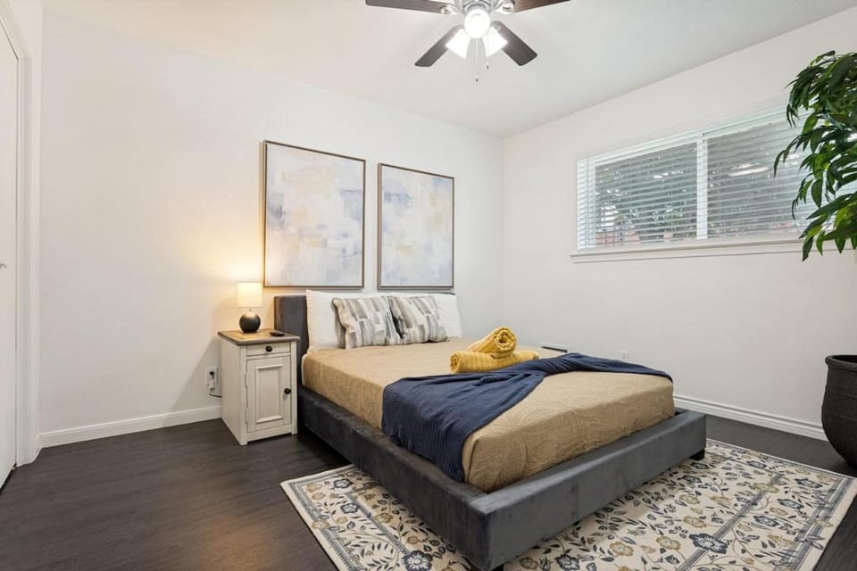 Italian Cottage 2B 1B Duplex KING Pet Friendly House in Richardson
