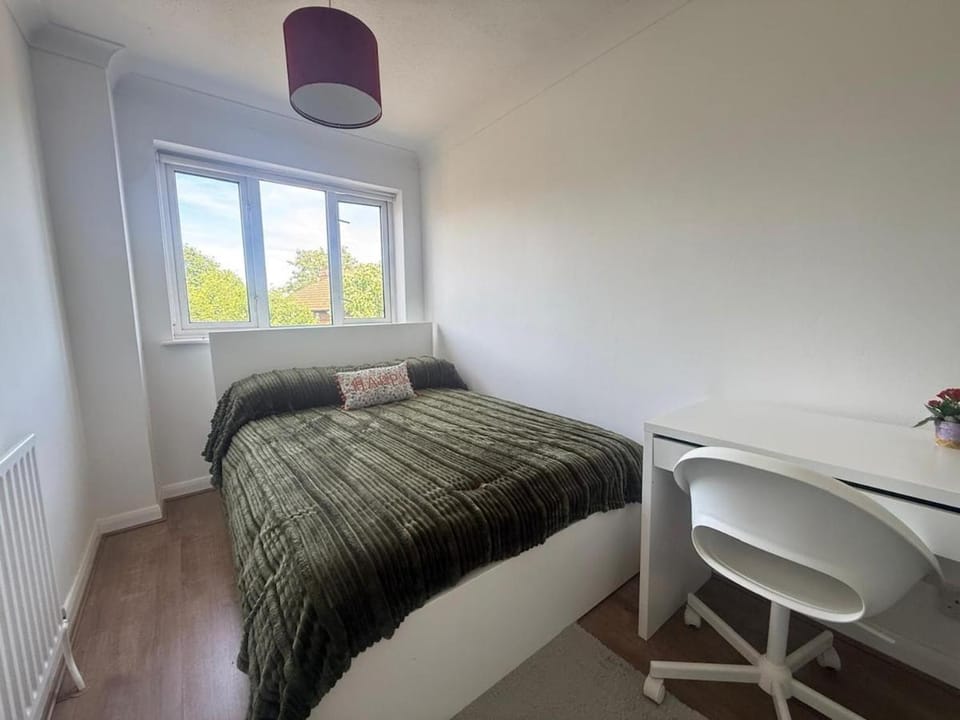 The Chessington Retreat - 2 Bed Home with Garden & Parking Apartment in Epsom