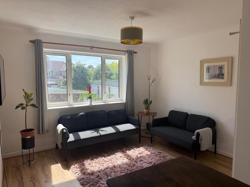 The Chessington Retreat - 2 Bed Home with Garden & Parking Apartment in Epsom