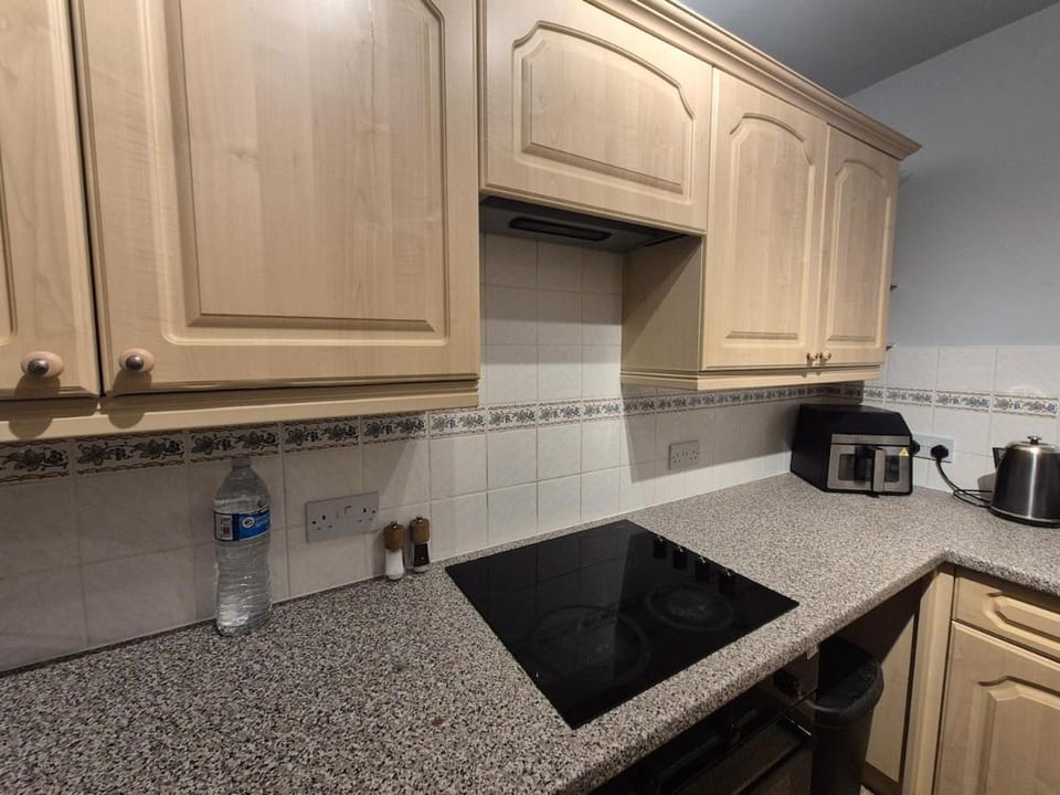 The Chessington Retreat - 2 Bed Home with Garden & Parking Apartment in Epsom
